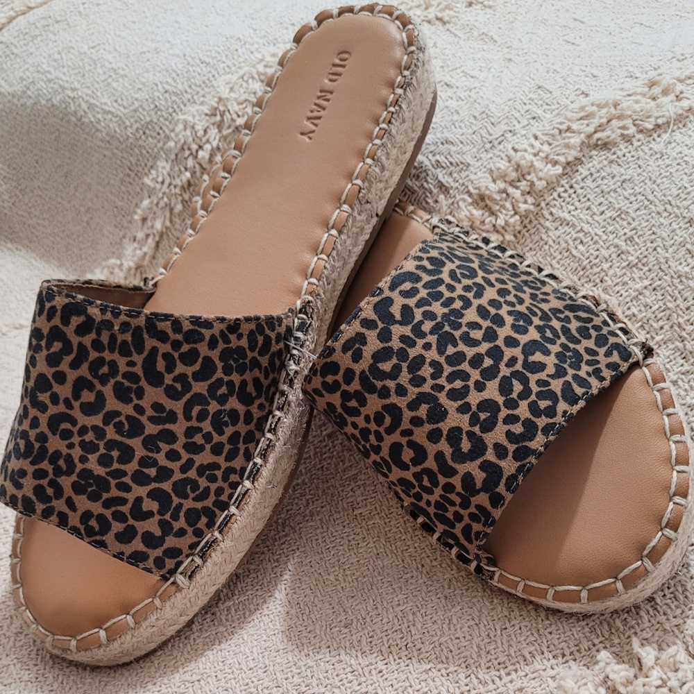 Old navy Leopard Flats sandals (they fit a 8.5) - Picture 1 of 8